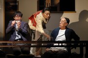 月波兎の“笑って泣ける家族・人間のギャグ演劇”「いつものオーロラが割った夜」開幕