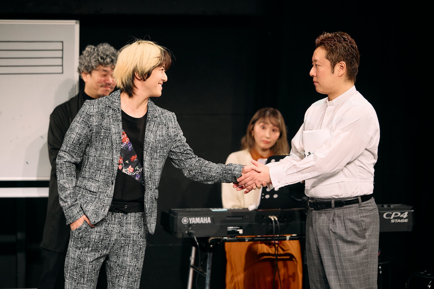 「ミュージカル『ajabu（アジャブ）』～歌詞検討会の影猛者達～」より。（撮影：加藤春日）