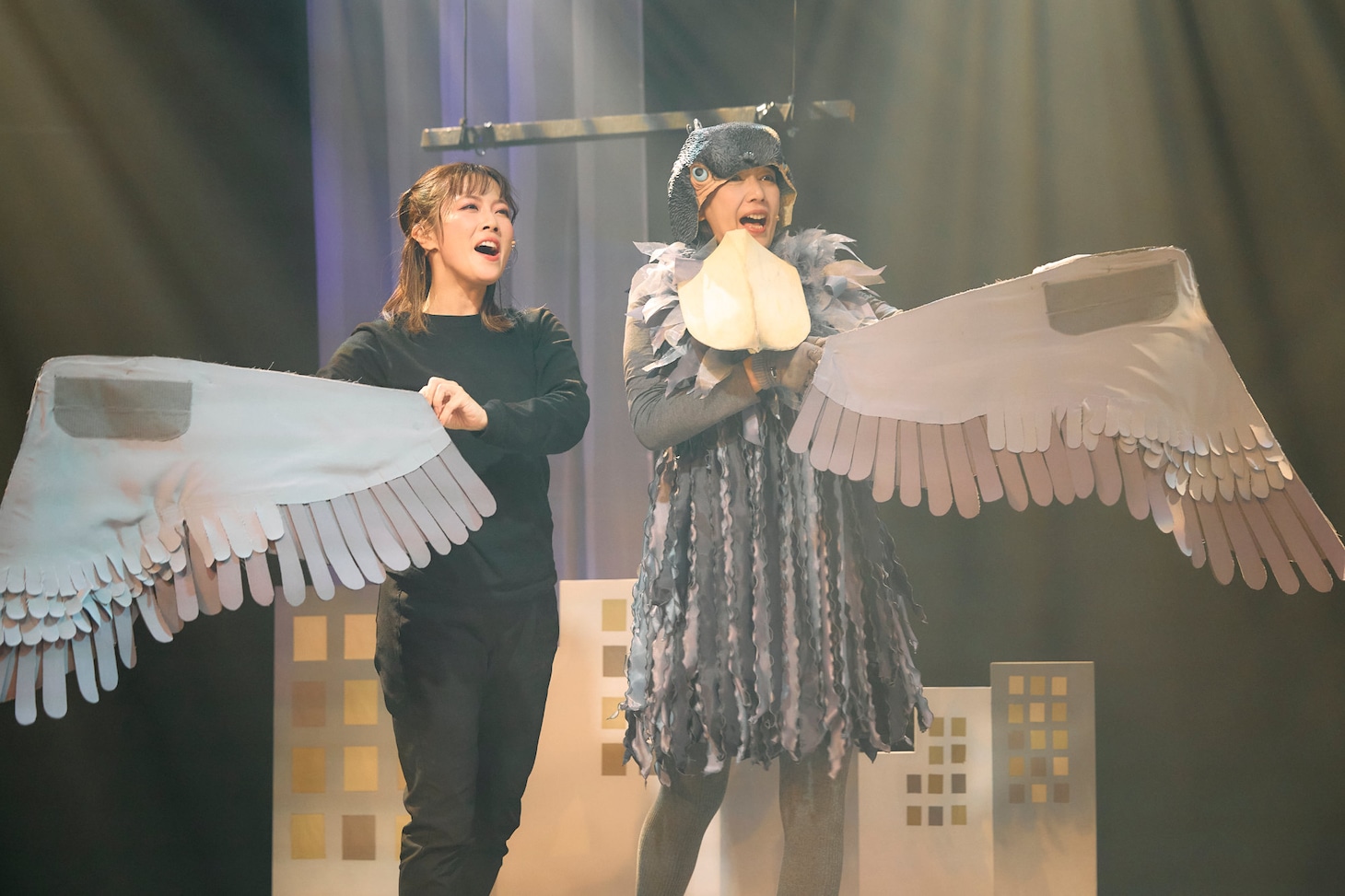 「ミュージカル『ajabu（アジャブ）』～歌詞検討会の影猛者達～」より。（撮影：加藤春日）