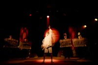 「ミュージカル『ajabu（アジャブ）』～歌詞検討会の影猛者達～」より。（撮影：加藤春日）