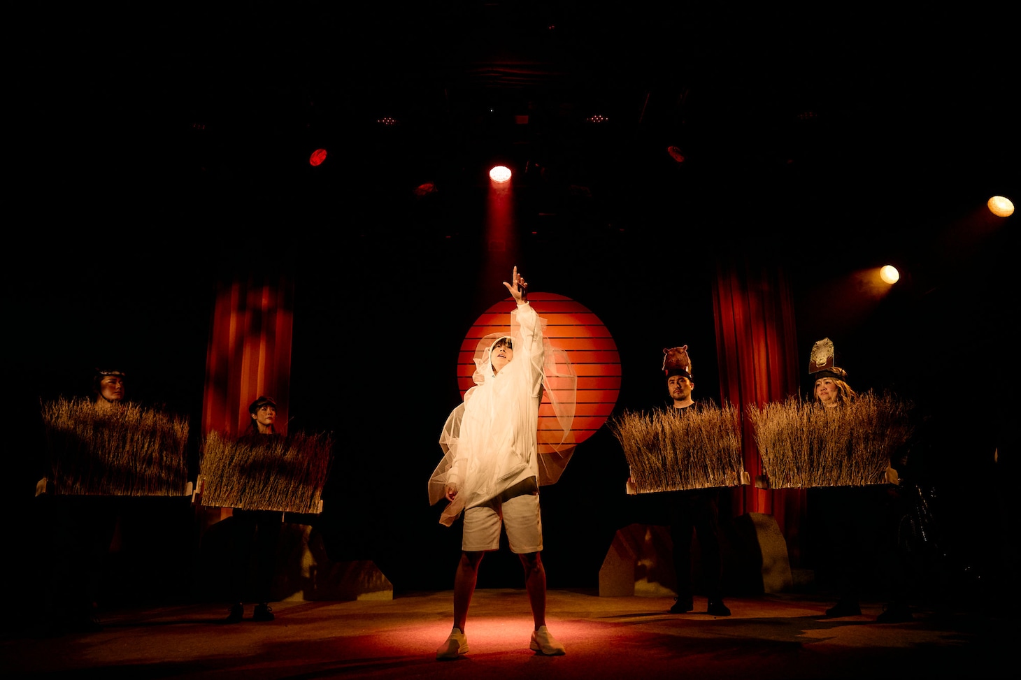 「ミュージカル『ajabu（アジャブ）』～歌詞検討会の影猛者達～」より。（撮影：加藤春日）