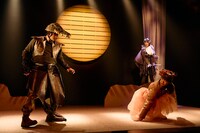 「ミュージカル『ajabu（アジャブ）』～歌詞検討会の影猛者達～」より。（撮影：加藤春日）