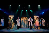 「ミュージカル『ajabu（アジャブ）』～歌詞検討会の影猛者達～」より。（撮影：加藤春日）