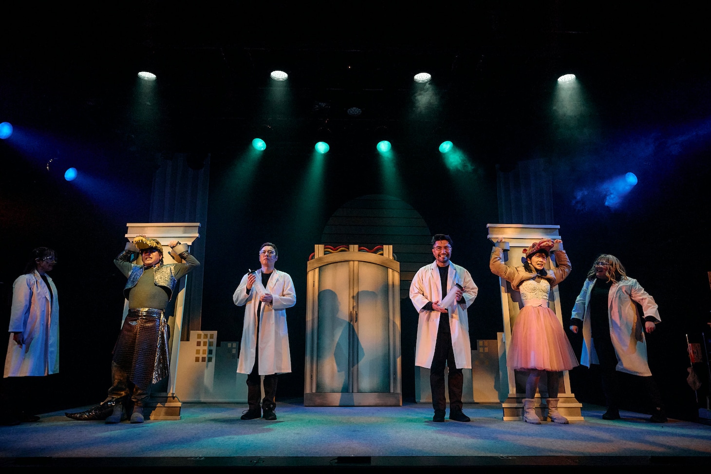 「ミュージカル『ajabu（アジャブ）』～歌詞検討会の影猛者達～」より。（撮影：加藤春日）