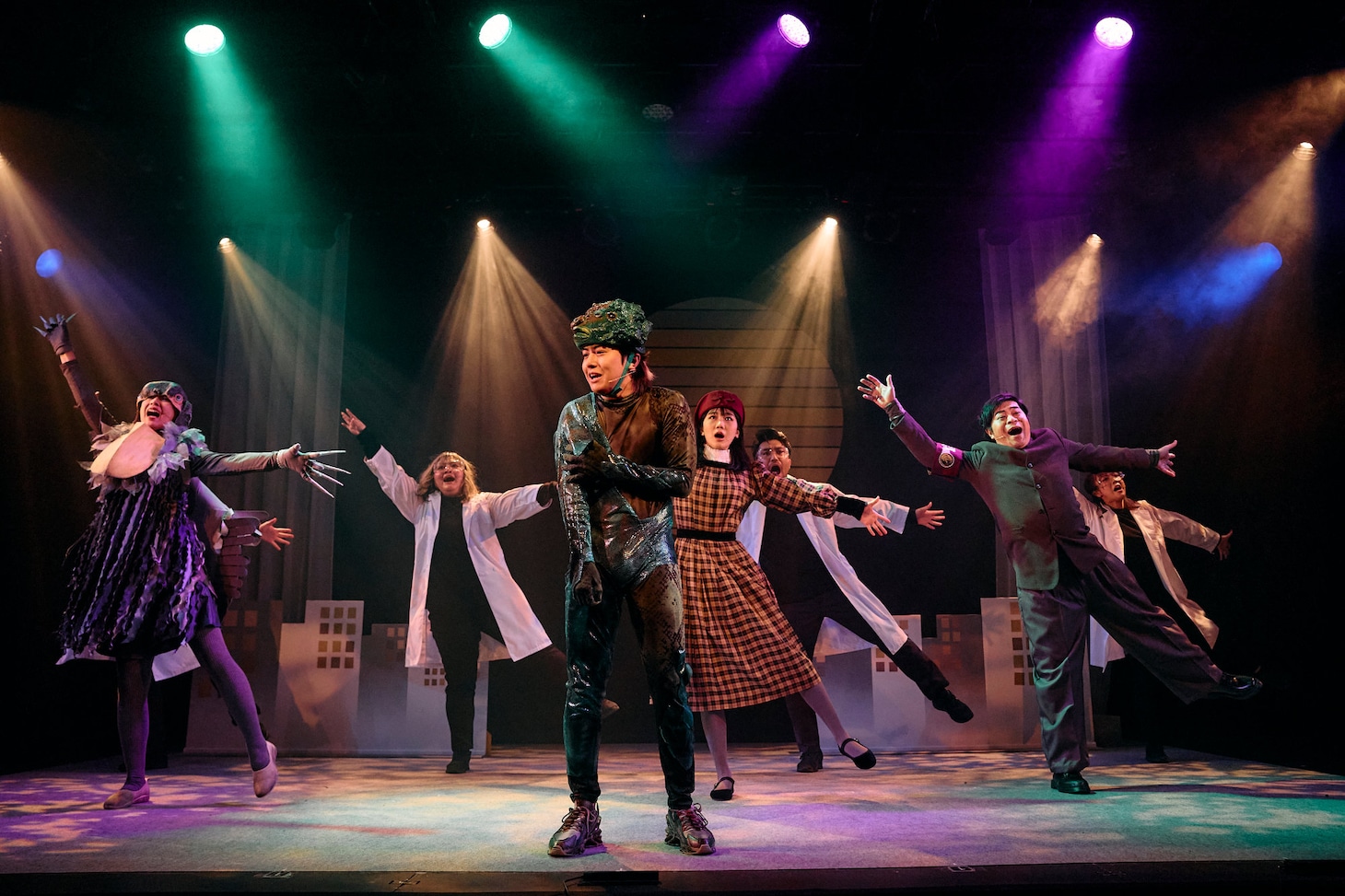 「ミュージカル『ajabu（アジャブ）』～歌詞検討会の影猛者達～」より。（撮影：加藤春日）