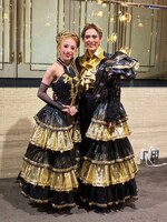 左から千咲えみ、翼和希。ⓒOSK日本歌劇団