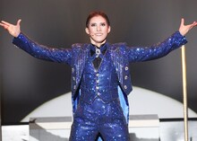 今のOSKらしさが詰まった「トップスター翼和希 REVUE SHOW！」東京公演が開幕