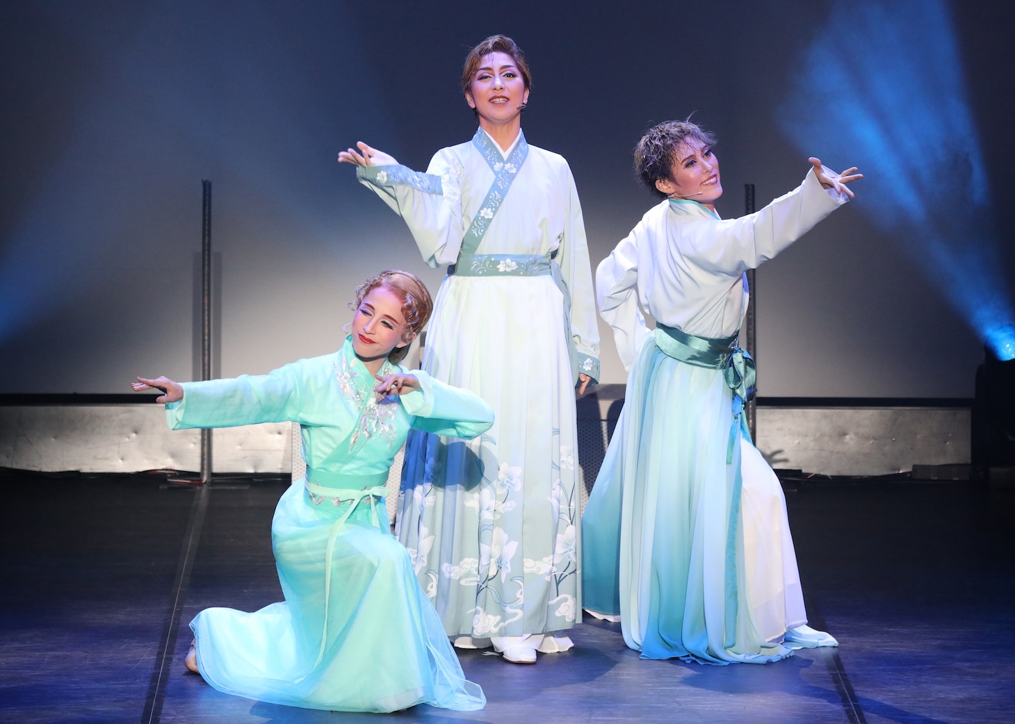 「トップスター翼和希 REVUE SHOW！」東京公演より。華月奏（中央）、翼和希（右）と千咲えみ。 ⓒOSK日本歌劇団