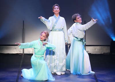 「トップスター翼和希 REVUE SHOW！」東京公演より。華月奏（中央）、翼和希（右）と千咲えみ。 ⓒOSK日本歌劇団