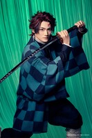 「舞台『鬼滅の刃』其ノ陸 柱稽古」より、髙橋颯扮する竈門炭治郎。