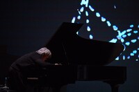 「開館2年前 プロローグ・イベント」の「コラボレーション・パフォーマンス」より、鈴木優人。©Yutaro Yamaguchi