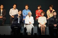 「音月桂さんの役について、私も話していいですか？」と確認する伊礼彼方（前列一番左）。