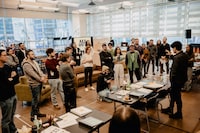 「オール・アウト：野心にまつわるコメディ」公開稽古の様子。（Photo by Andy Henderson）