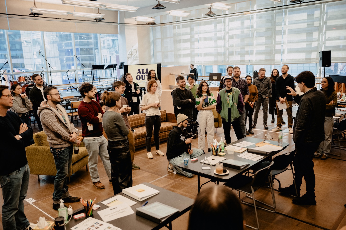 「オール・アウト：野心にまつわるコメディ」公開稽古の様子。（Photo by Andy Henderson）