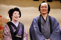 「芝浜革財布」取材会より。左から寺島しのぶ、中村獅童。