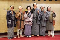 「芝浜革財布」取材会より。劇中のセリフ「惚気てヨシ！」を言いながら息ぴったりにポーズを取る出演者たち。左から澤村精四郎、梶原善、寺島しのぶ、中村獅童、市川中車、市川猿弥。