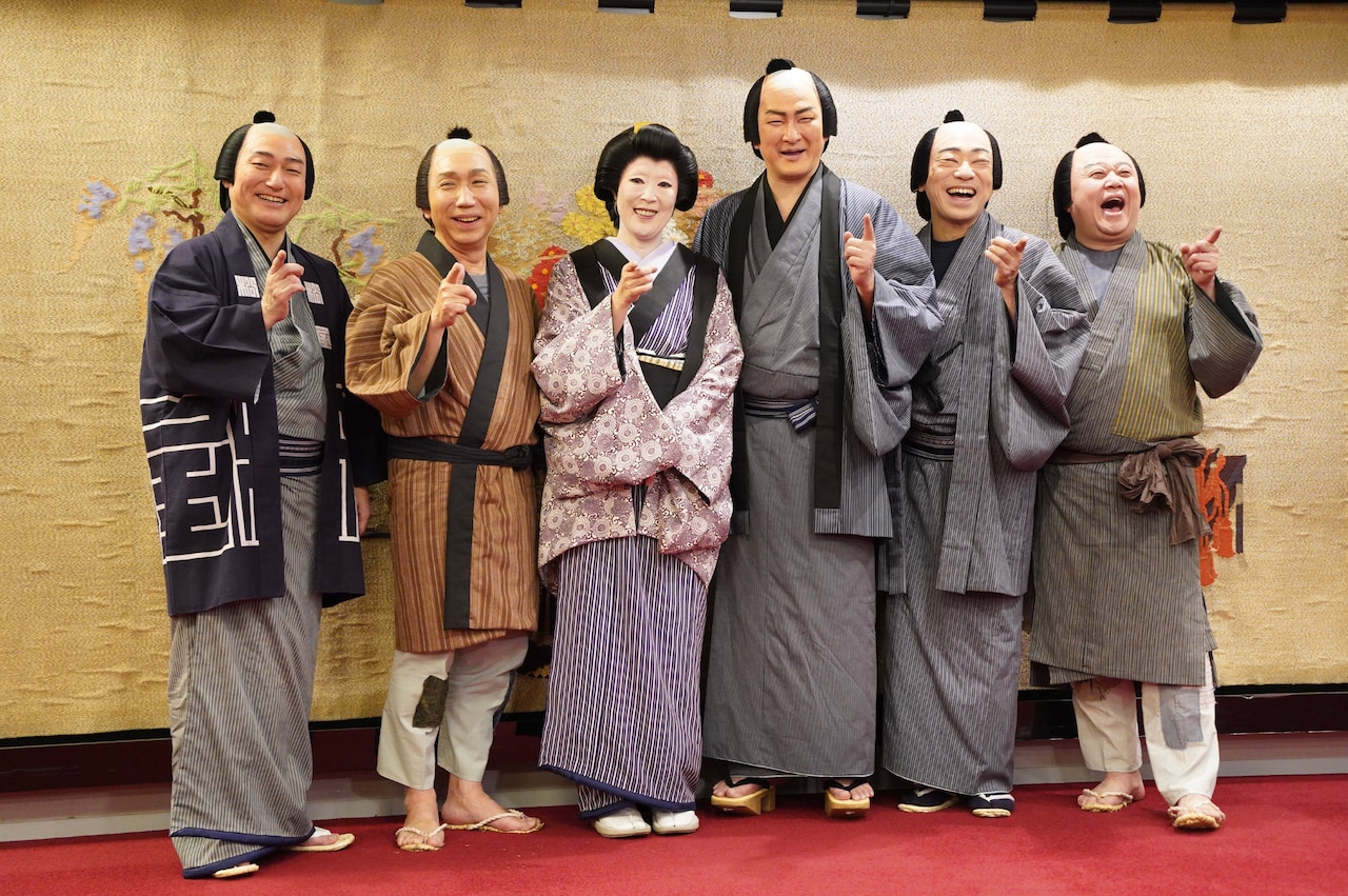 「芝浜革財布」取材会より。劇中のセリフ「惚気てヨシ！」を言いながら息ぴったりにポーズを取る出演者たち。左から澤村精四郎、梶原善、寺島しのぶ、中村獅童、市川中車、市川猿弥。