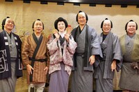 「芝浜革財布」取材会より。左から澤村精四郎、梶原善、寺島しのぶ、中村獅童、市川中車、市川猿弥。
