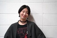 土居志央梨（ヘアメイク：国府田圭、スタイリスト：ハレテル、中村剛、衣装協力：FLUMOR）