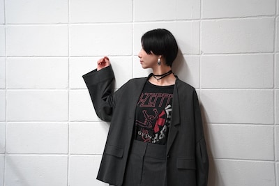 土居志央梨（ヘアメイク：国府田圭、スタイリスト：ハレテル、中村剛、衣装協力：FLUMOR）