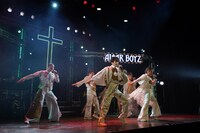 「ALTAR BOYZ 2025」より、Team GOLDの公演の様子。