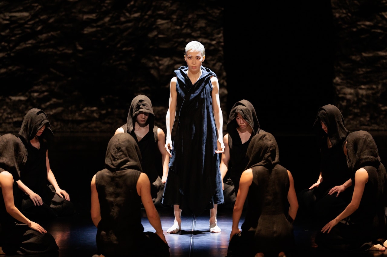 謎の存在・マレビトをめぐるNoism0+Noism1「マレビトの歌」が新潟で開幕