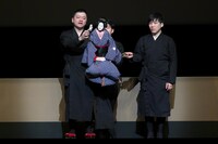 「令和7年12月文楽鑑賞教室 / 大人のための文楽入門」Aプロより、「解説 文楽の魅力」の様子。（提供：国立劇場、撮影：光齋昇馬）