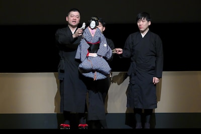 「令和7年12月文楽鑑賞教室 / 大人のための文楽入門」Aプロより、「解説 文楽の魅力」の様子。（提供：国立劇場、撮影：光齋昇馬）