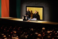 「令和7年12月文楽鑑賞教室 / 大人のための文楽入門」Bプロより、「解説 文楽の魅力」の様子。（提供：国立劇場、撮影：光齋昇馬）