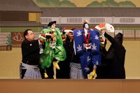 「令和7年12月文楽鑑賞教室 / 大人のための文楽入門」Bプロより、「万才」の様子。（提供：国立劇場、撮影：田口真佐美）