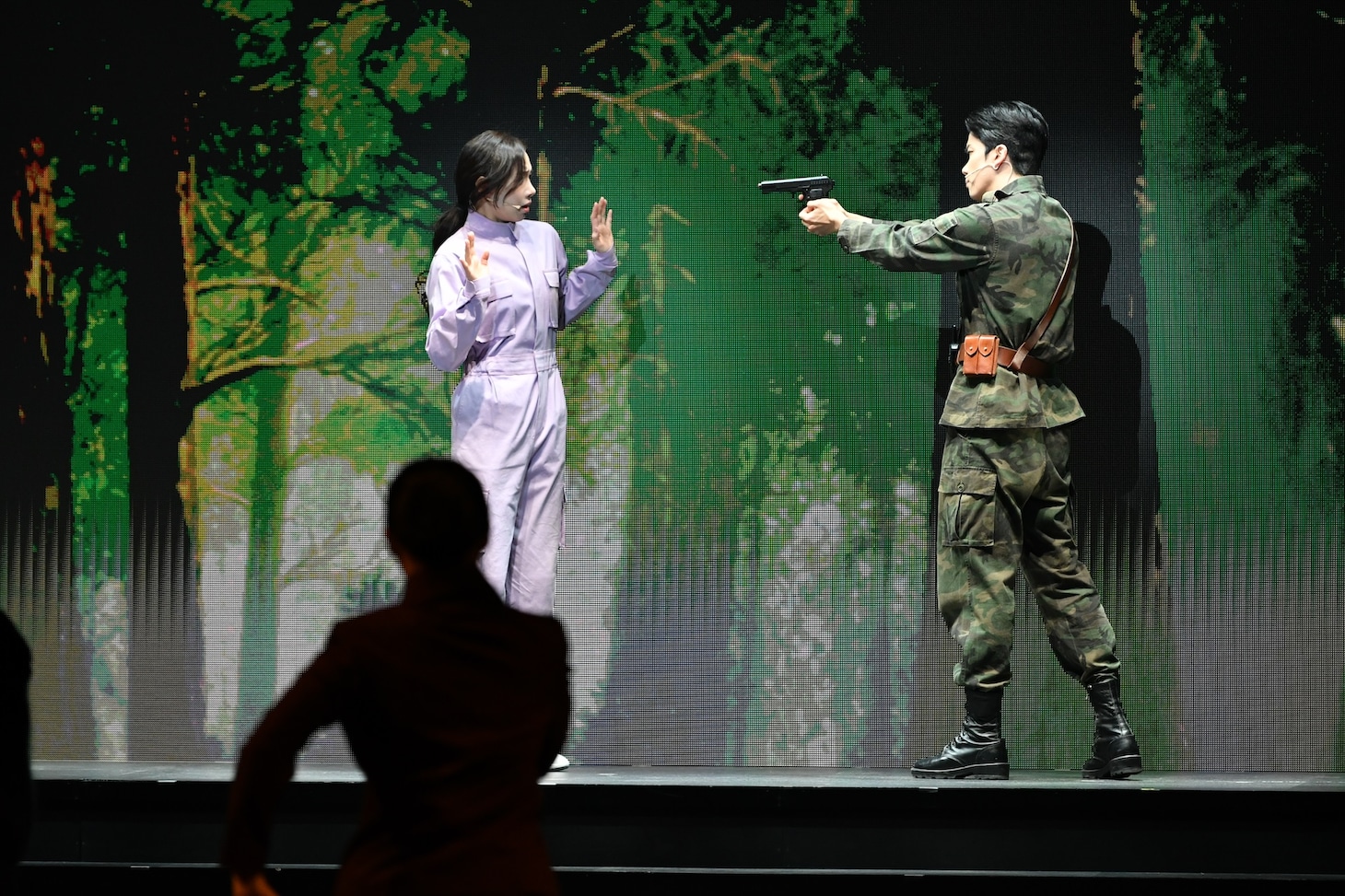 ミュージカル「愛の不時着」より。（撮影：三上富之）