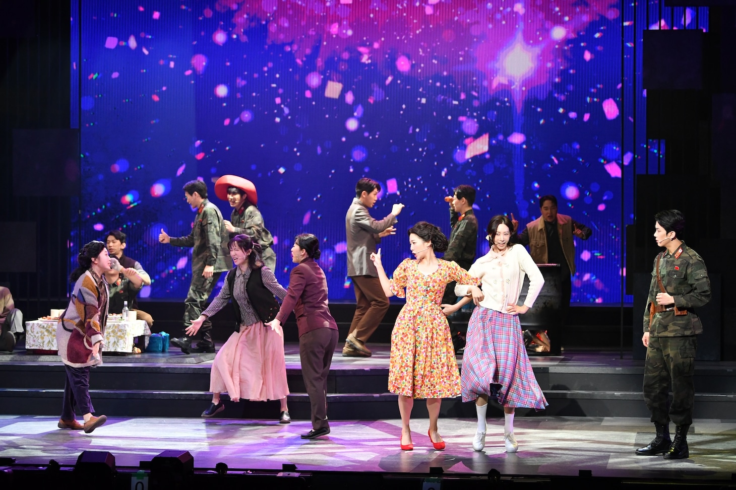 ミュージカル「愛の不時着」より。（撮影：三上富之）