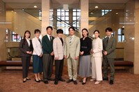 松竹創業130周年「スイートホーム ビターホーム」囲み取材より、左から舞羽美海、瀬戸カトリーヌ、駿河太郎、佐藤アツヒロ、中山優馬、秋元才加、藤野涼子、井上拓哉。