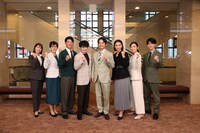 松竹創業130周年「スイートホーム ビターホーム」囲み取材より、左から舞羽美海、瀬戸カトリーヌ、駿河太郎、佐藤アツヒロ、中山優馬、秋元才加、藤野涼子、井上拓哉。