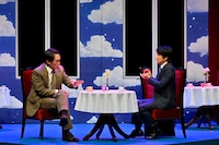 舞台「ノンレムの窓」より、「代行社会」の様子。（撮影：阿部章仁）