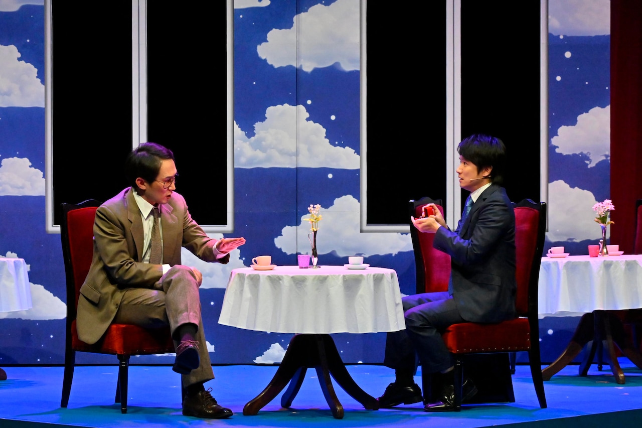 舞台「ノンレムの窓」より、「代行社会」の様子。（撮影：阿部章仁）