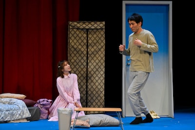 舞台「ノンレムの窓」より、「匿う男」の様子。（撮影：阿部章仁）