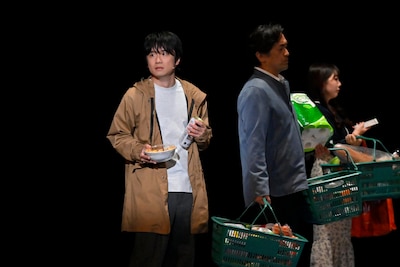 舞台「ノンレムの窓」より、「夕暮れ時の葛藤」の様子。（撮影：阿部章仁）