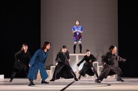 パルコ・プロデュース2025「シャイニングな女たち」より。（撮影：宮川舞子）