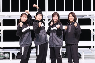 パルコ・プロデュース2025「シャイニングな女たち」より。左から桜井日奈子、さとうほなみ、吉高由里子、山口紗弥加。（撮影：宮川舞子）