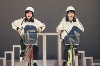 パルコ・プロデュース2025「シャイニングな女たち」より。（撮影：宮川舞子）