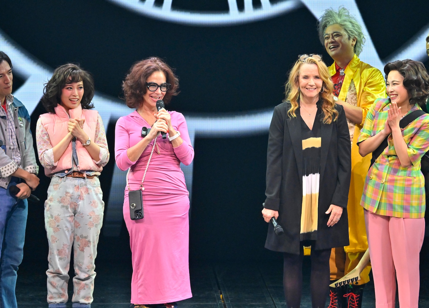 あいさつするクローディア・ウェルズ（写真中央左）とリー・トンプソン（同中央右）。（撮影：阿部章仁）