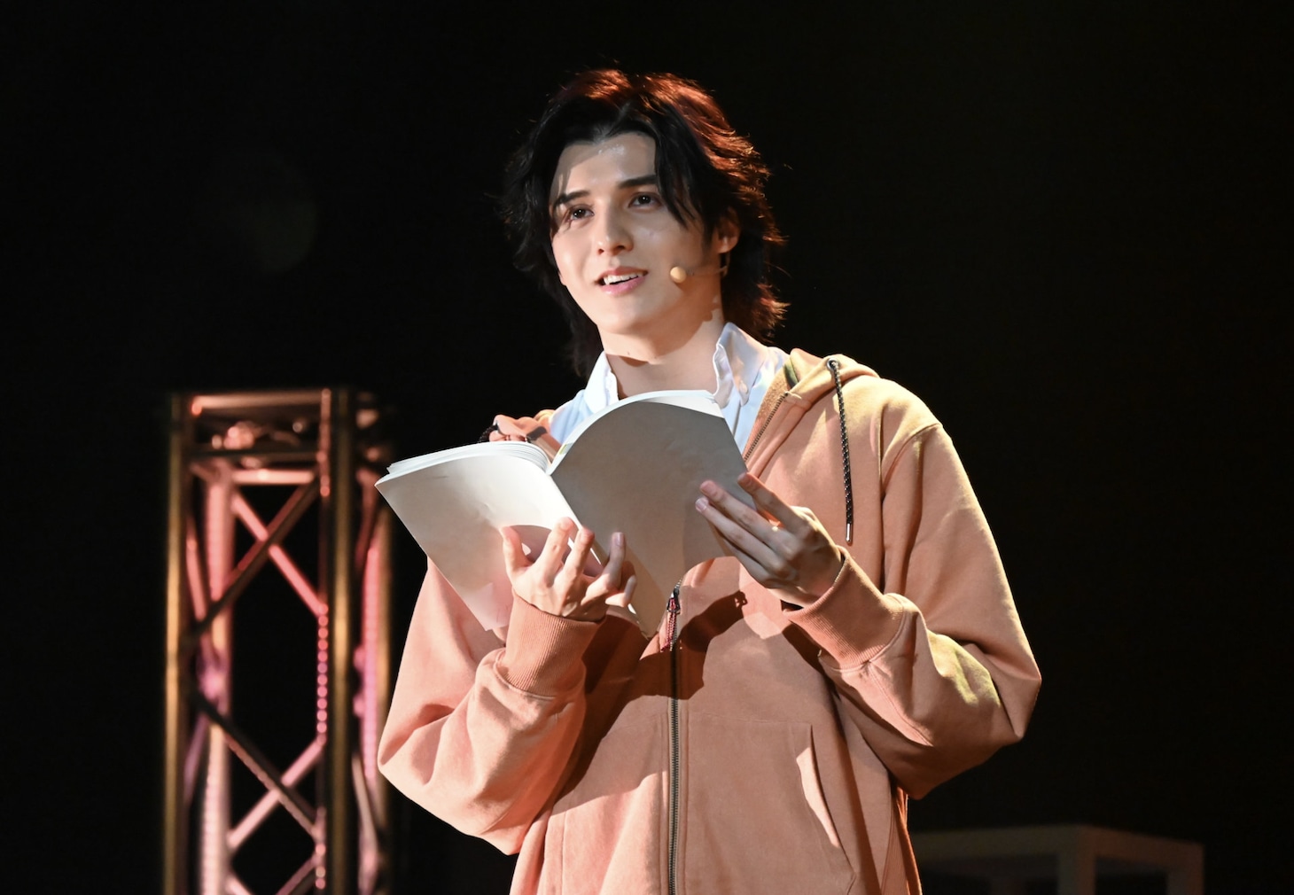 LIVE×Reading Musical「オッサン（36）がアイドルになる話」公開ゲネプロより、スタンミじゃぱん演じるミロク（大崎弥勒）。