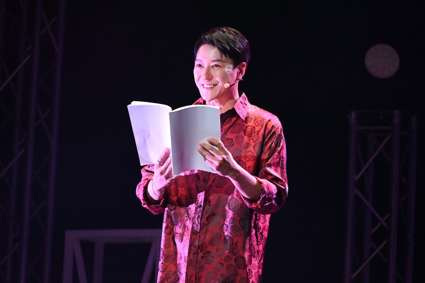 LIVE×Reading Musical「オッサン（36）がアイドルになる話」公開ゲネプロより、谷内伸也演じるシジュ（小野原司樹）。