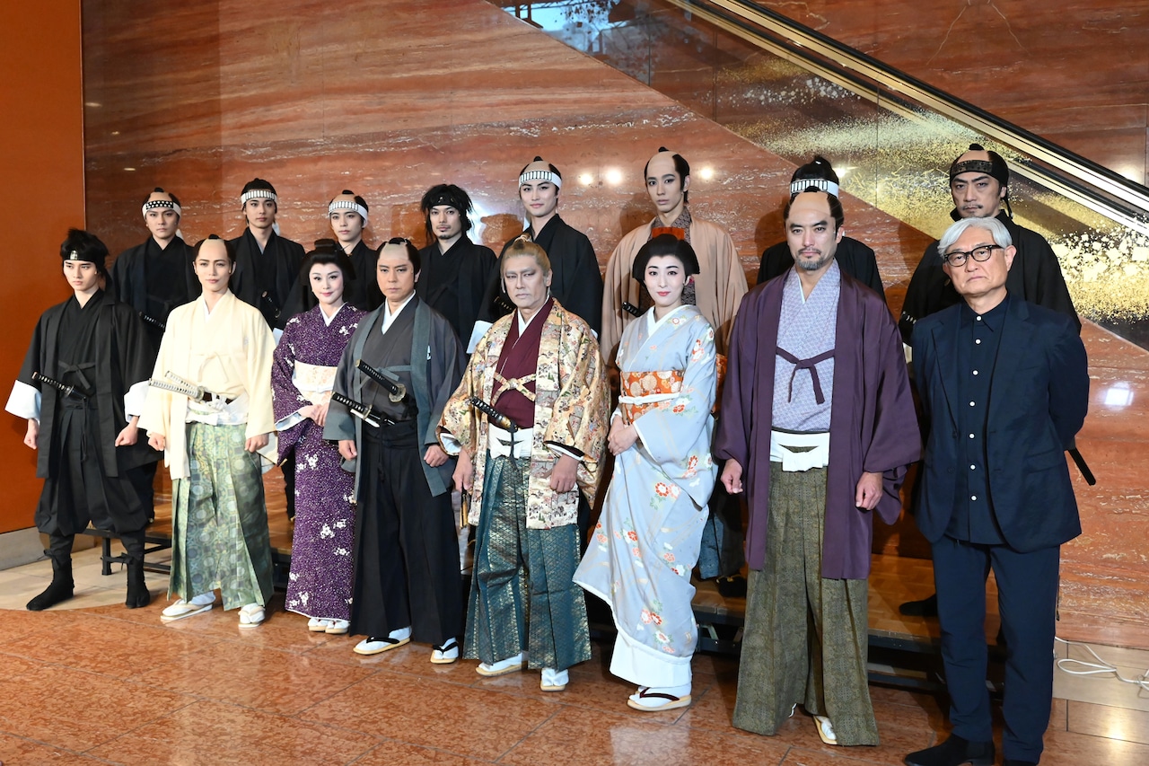 「忠臣蔵」出演者と堤幸彦。