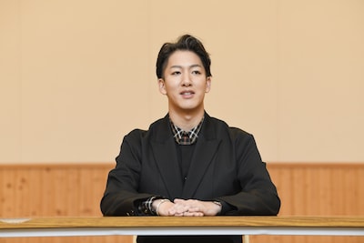 「蜘蛛絲梓弦」取材会より、尾上右近。