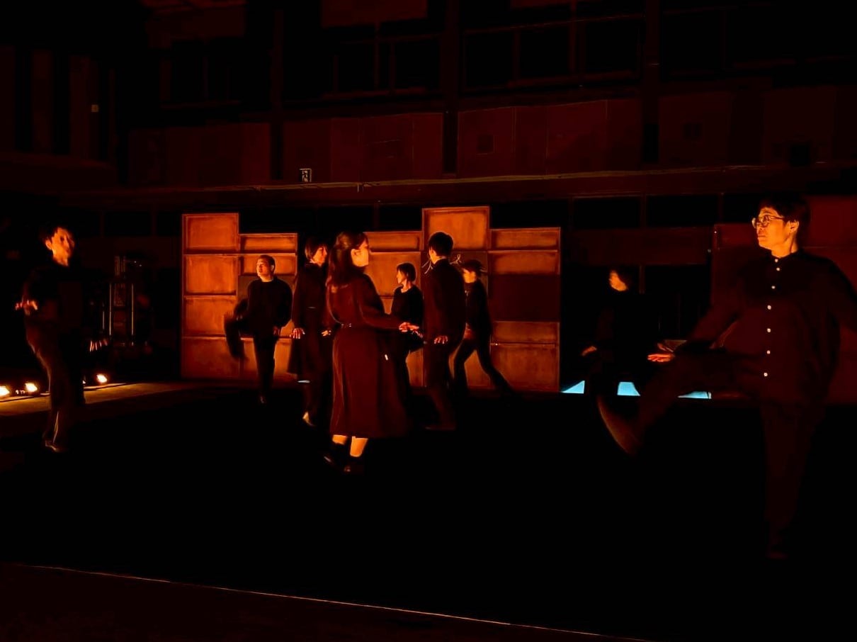 劇団太陽族「横切るひとり、見つめるひとり、なにもない空間」より。