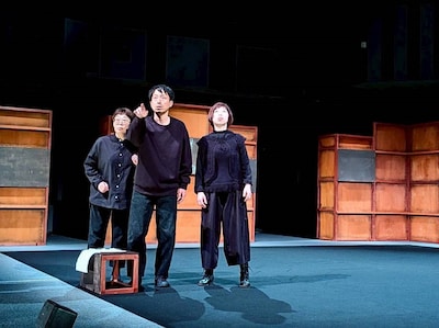 劇団太陽族「横切るひとり、見つめるひとり、なにもない空間」より。