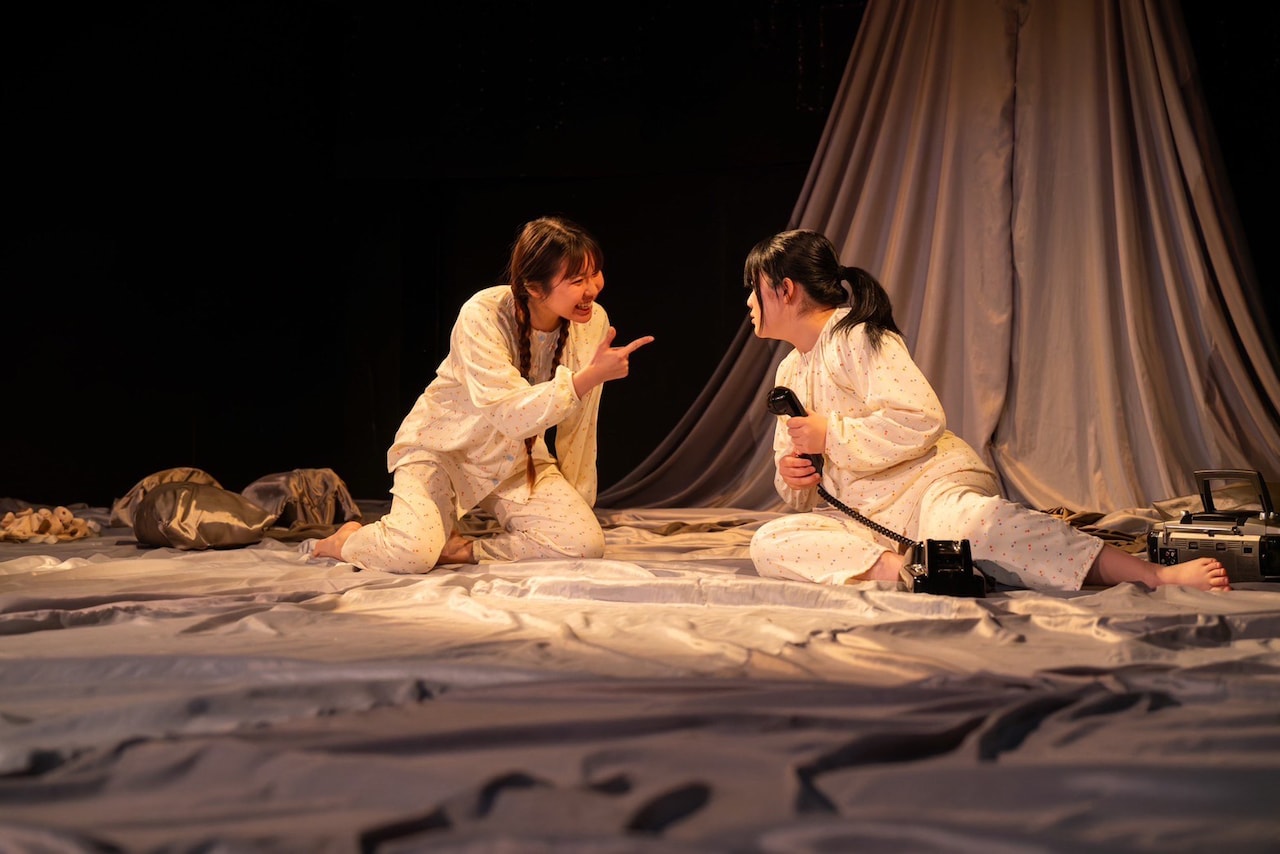 劇団親知らズ、2チーム上演の「眠レ、巴里」が開幕　竹内銃一郎が描くとある姉妹の物語