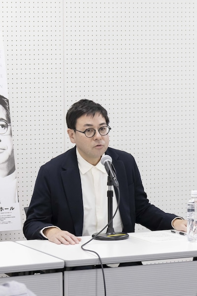 「流々転々 KOBE1942-1946」記者会見より、鈴木浩介。©kazunari tamura